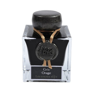 Bläckflaska med mörkgrått bläck.  J. HERBIN INK 50 ml Flacon 1670 Storm Grey/ Gris Orage från Herbin.  - Tidformera