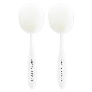 Blending Brushes 2 - pack - Large från Spellbinders. Två vita borstar med stora huvuden ligger bredvid varandra. På borstarna står det Spellbinders. Tidformera