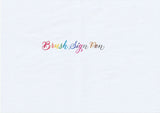 Handskriven text med orden "Brush Sign Pen" i olika färger, skriven med pennorna Pentel Brush Sign Pen från set Basic.