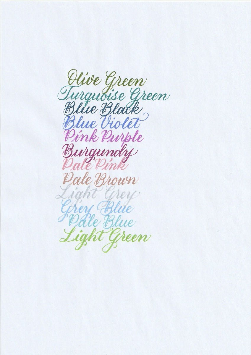 Handskriven text med orden "Olive, Green, Turquoise Green, Blue Black, Blue Violet, Pink Purple, Burgundy, Pale Pink, Pale Brown, Light Grey, Grey Blue, Pale Blue, Light Green" i olika färger, skriven med pennorna Pentel Brush Sign Pen från set 2.