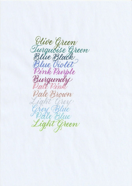 Handskriven text med orden "Olive, Green, Turquoise Green, Blue Black, Blue Violet, Pink Purple, Burgundy, Pale Pink, Pale Brown, Light Grey, Grey Blue, Pale Blue, Light Green" i olika färger, skriven med pennorna Pentel Brush Sign Pen från set 2.