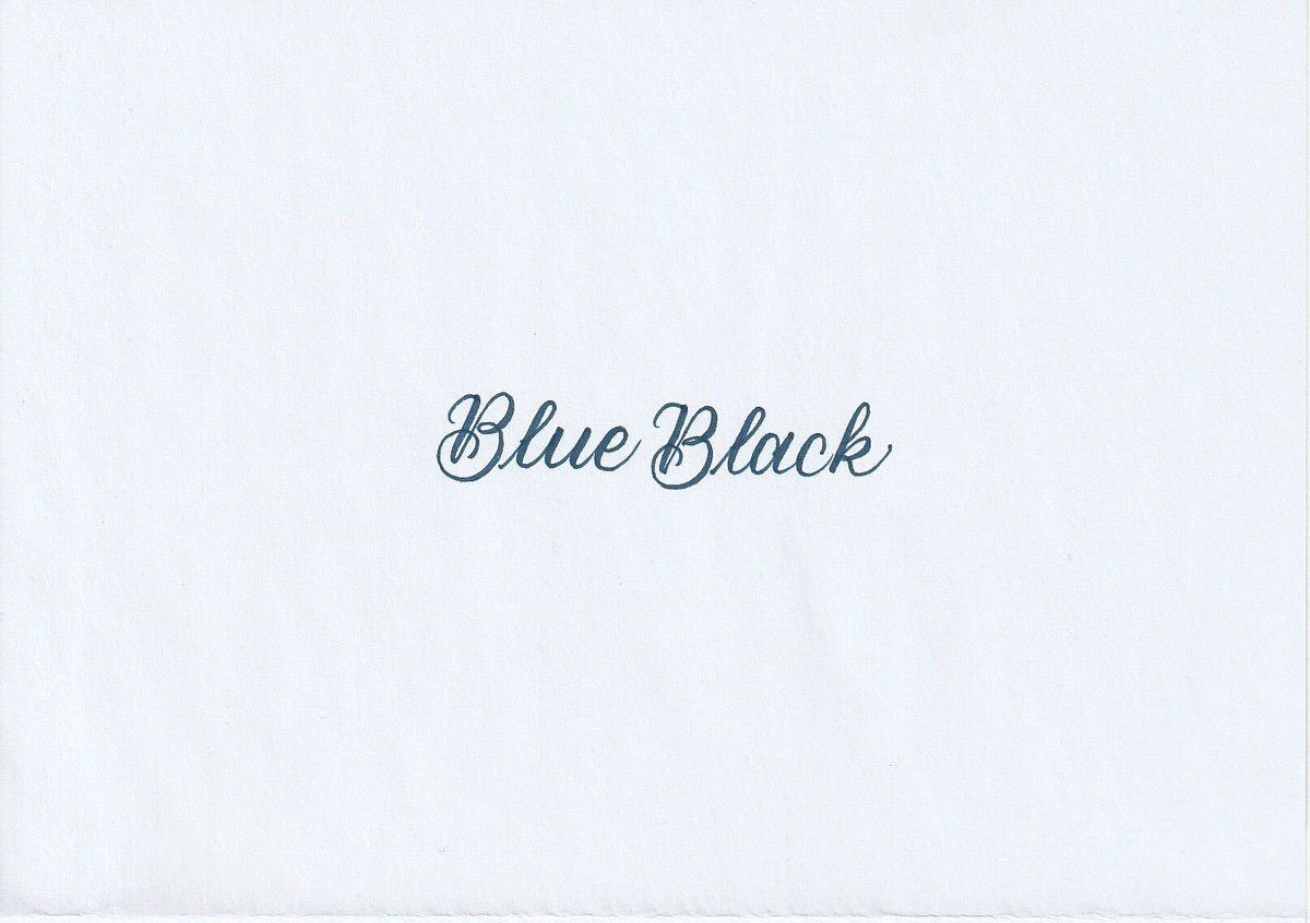 Handskriven text med orden "Blue Black" i mörkblå färg, skriven med Pentel Brush Sign Pen i färgen Blue Black.