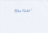Handskriven text med orden "Blue Violet" i blålila färg, skriven med Pentel Brush Sign Pen i färgen Blue Violet.