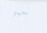 Handskriven text med orden "Grey Blue" i gråblå färg, skriven med Pentel Brush Sign Pen i färgen Grey Blue.