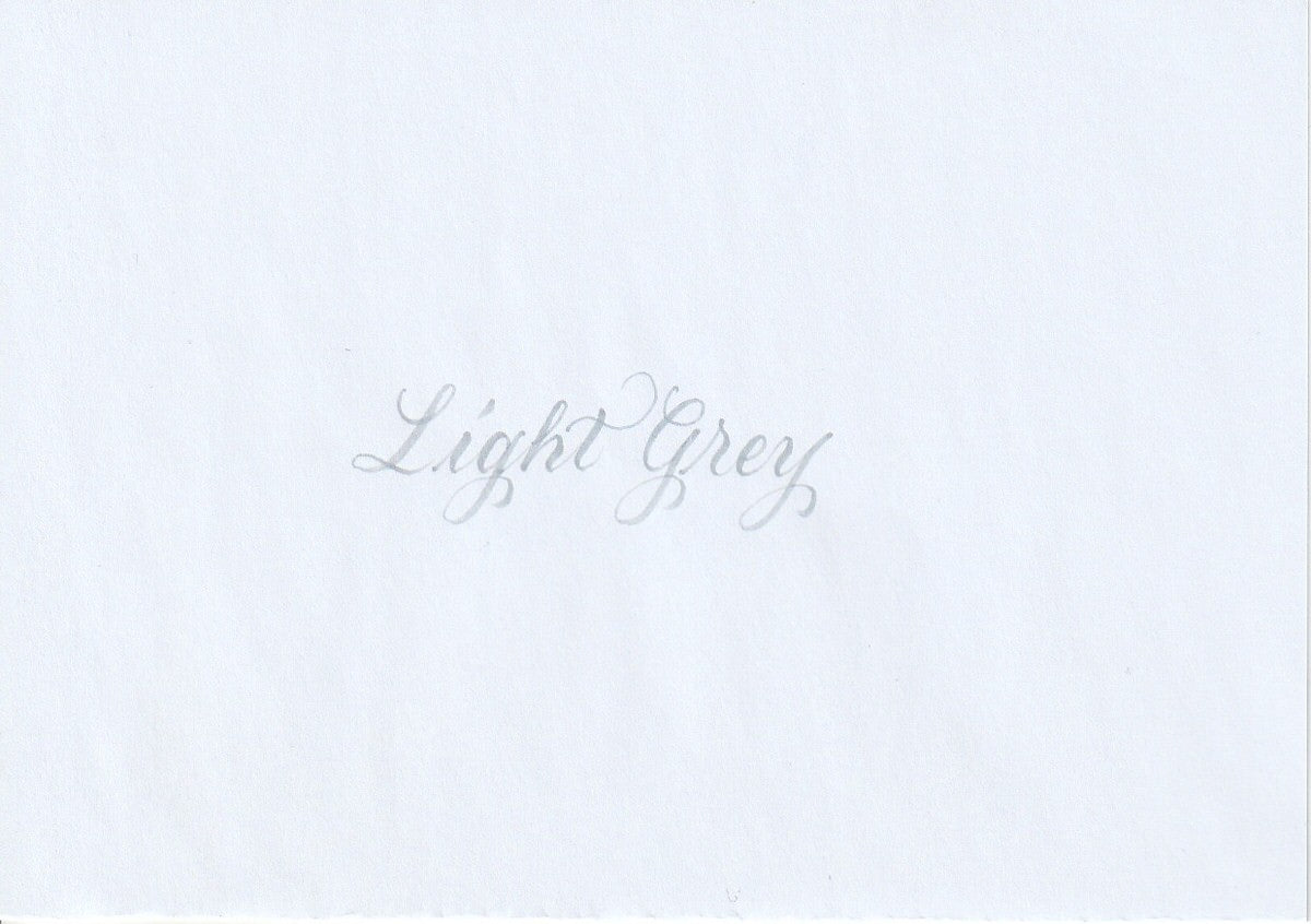 Handskriven text med orden "Light Grey" i ljusgrå färg, skriven med Pentel Brush Sign Pen i färgen Light Grey.