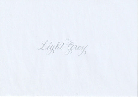 Handskriven text med orden "Light Grey" i ljusgrå färg, skriven med Pentel Brush Sign Pen i färgen Light Grey.