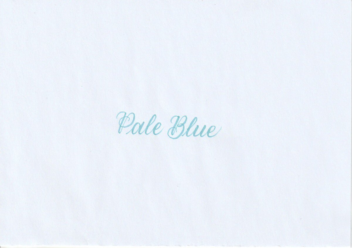 Handskriven text med orden "Pale Blue" i ljusblå färg, skriven med Pentel Brush Sign Pen i färgen Pale Blue.
