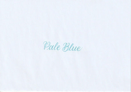 Handskriven text med orden "Pale Blue" i ljusblå färg, skriven med Pentel Brush Sign Pen i färgen Pale Blue.