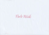 Handskriven text med orden "Pale Pink" i ljusrosa färg, skriven med Pentel Brush Sign Pen i färgen Pale Pink.