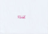 Handskriven text med ordet "Pink" i rosa färg, skrivet med Pentel Brush Sign Pen i färgen Pink.