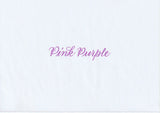 Handskriven text med orden "Pink Purple" i rosalila färg, skriven med Pentel Brush Sign Pen i färgen Pink Purple.