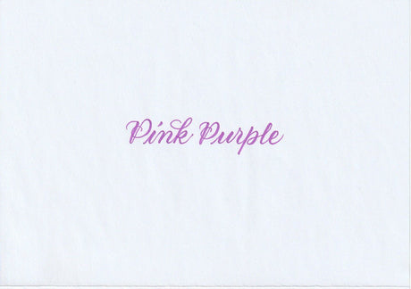 Handskriven text med orden "Pink Purple" i rosalila färg, skriven med Pentel Brush Sign Pen i färgen Pink Purple.