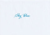 Handskriven text med orden "Sky blue" i blå färg, skriven med Pentel Brush Sign Pen i färgen Sky Blue.