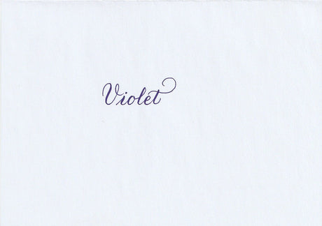Handskriven text med ordet "Violet" i lila färg, skriven med Pentel Brush Sign Pen i färgen Violet.