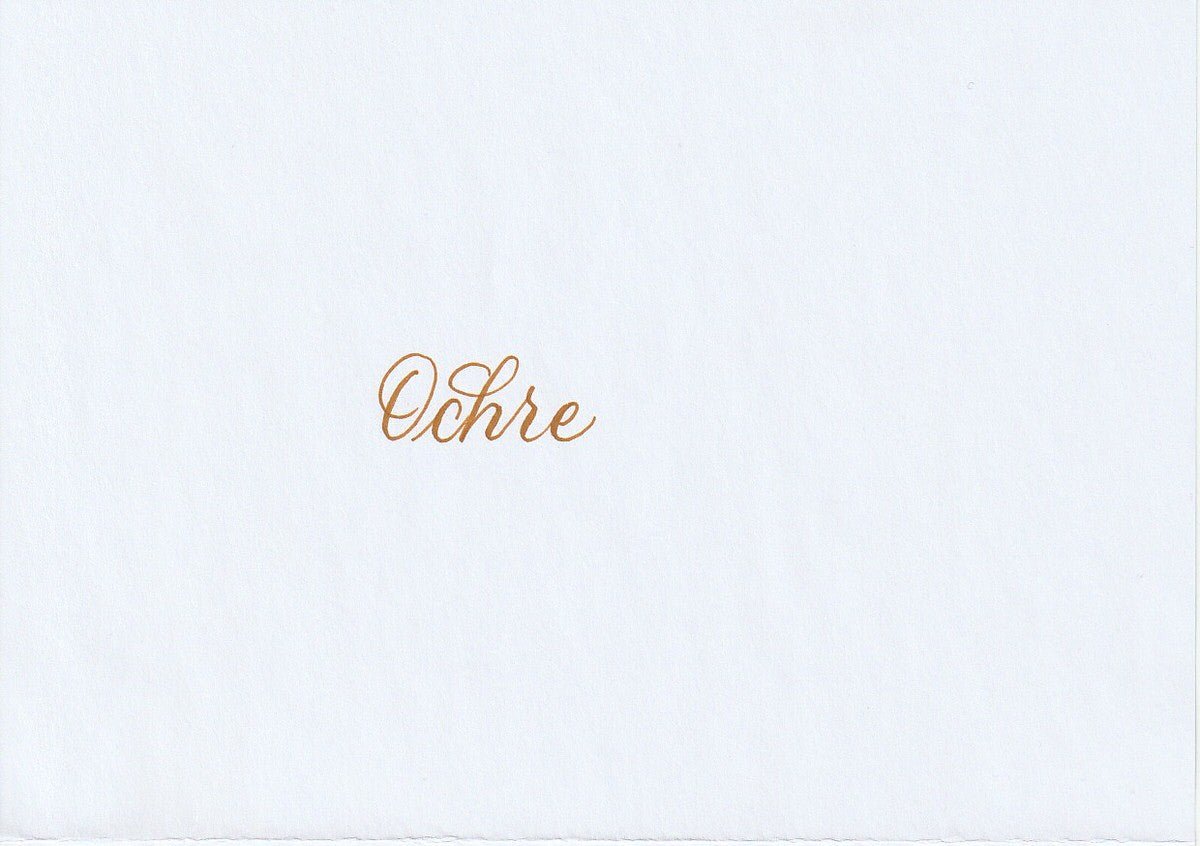 Handskriven text med ordet "Ochre" i gulbrun färg, skriven med Pentel Brush Sign Pen i färgen Yellow Ochre.