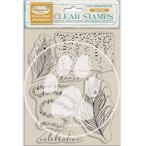 Clear stamps Masquerade - Feathers från Stamperia. Förpackning med stämplar med musiknoter, påfågelsfjädrar och konfetti.  - Tidformera