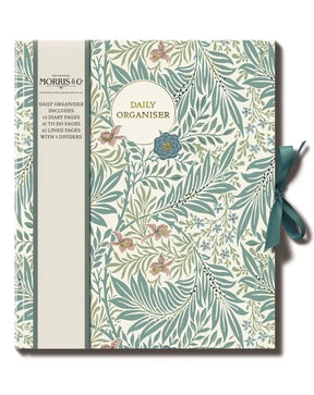 Daily Organiser - William Morris från  The Great British Card Company. Framsidan på en bok som har William Morris mönster. Rosett med snören till stängning av bok.  - Tidformera