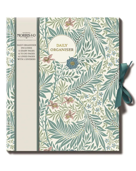 Daily Organiser - William Morris från  The Great British Card Company. Framsidan på en bok som har William Morris mönster. Rosett med snören till stängning av bok.  - Tidformera