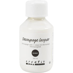 Decoupagelack - 100 ml - Glossy från  Creative Company. Liten vit flaska som det står Decoupage lacquer Glossy på. Tidformera