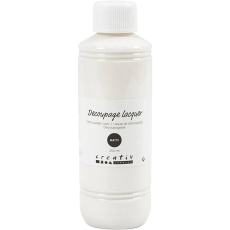 Decoupagelack - 250 ml - Matte från Creative Company. Vit flaska som det står Decoupage lacquer på. - Tidformera