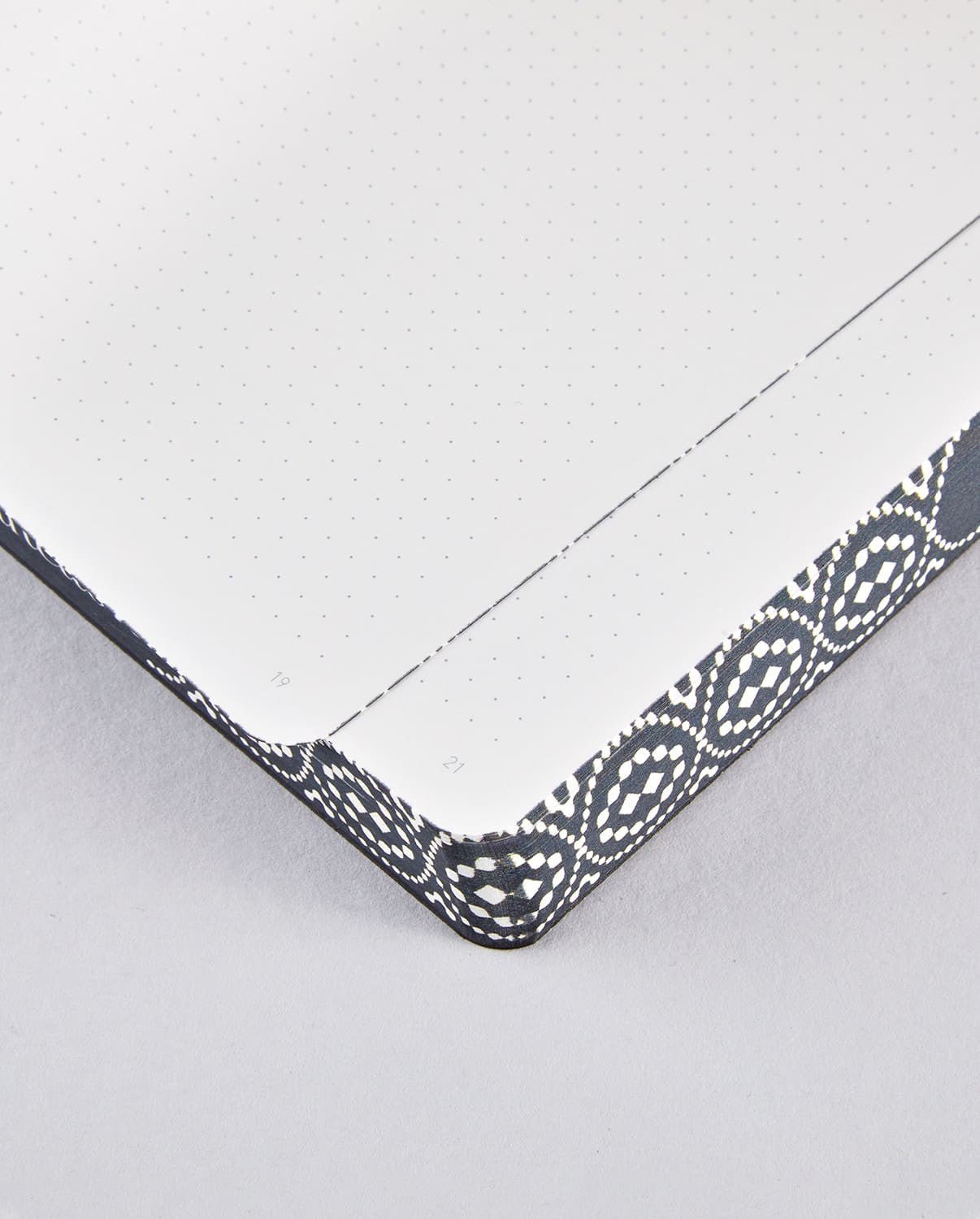 Dotted notebook Graphic L Beauty by Sagmeister & Walsch - Nuuna - Tidformera