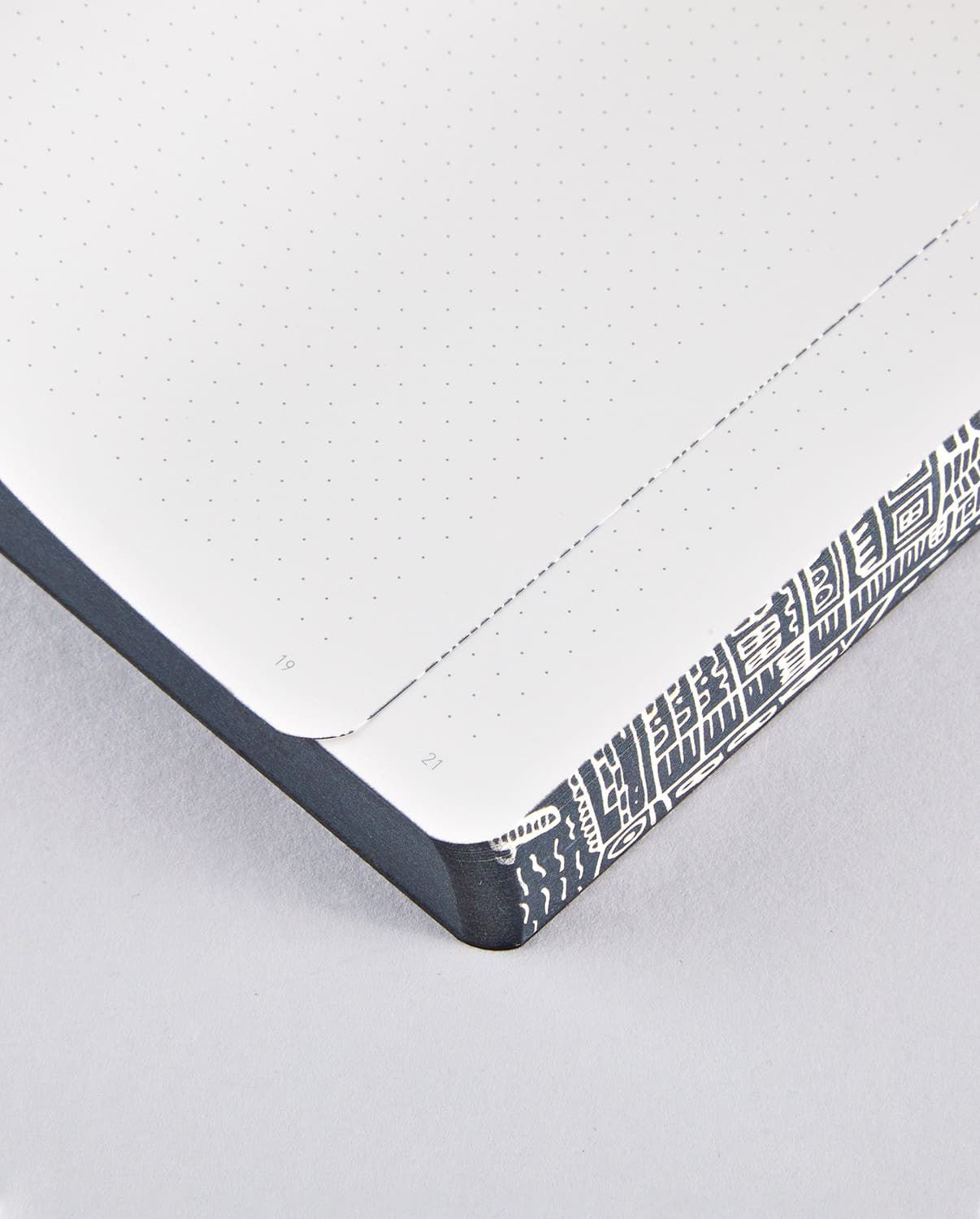 Dotted notebook Graphic L London - Nuuna - Tidformera