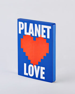 Dotted notebook Graphic L Planet love från Nuuna. Blå skrivbok med ett rött hjärta och vit text på.  - Tidformera