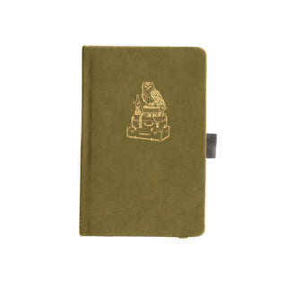 Liten grön anteckningsbok. Motiv på pärmen är gamla resväskor, böcker och en uggla guldpräglat. Dotted Notebook In the Attic A6  från Archer & Olive - Tidformera