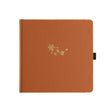 Orange kvadratisk anteckningsbok. Guldpräglat med fallande lönnlöv på pärmen
Dotted Notebook Swirling Leaves SQ -  - Archer & Olive - Tidformera