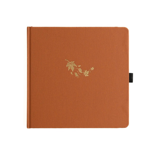 Orange kvadratisk anteckningsbok. Guldpräglat med fallande lönnlöv på pärmen
Dotted Notebook Swirling Leaves SQ -  - Archer & Olive - Tidformera