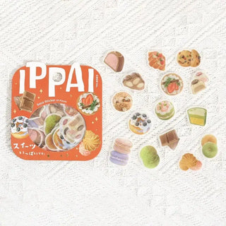 Förpackning och stickers ligger bredvid. Motiv med bakelser. Flake stickers - Ippai - A lot of sweets från BGM - Tidformera