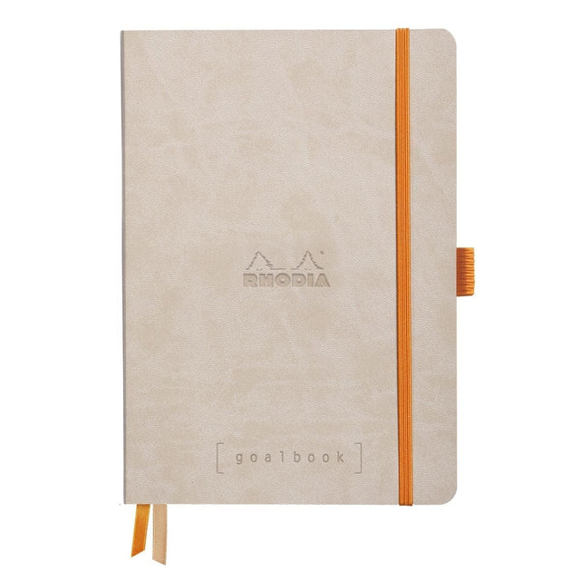 GoalBook Dotted notebook A5 - Beige från Rhodia - Beige anteckningsbok. Boken har 2 bokmärkesband samt en orange gummiband för stängning och pennhållare.
 - Tidformera