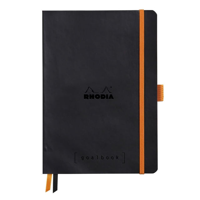 GoalBook Dotted notebook A5 - Black från Rhodia - Svart anteckningsbok. Boken har 2 bokmärkesband samt en orange gummiband för stängning och pennhållare.
 - Tidformera