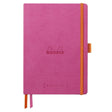 GoalBook Dotted notebook A5 - Fuchsia från Rhodia - Rosa anteckningsbok. Boken har 2 bokmärkesband samt en orange gummiband för stängning och pennhållare. - Tidformera