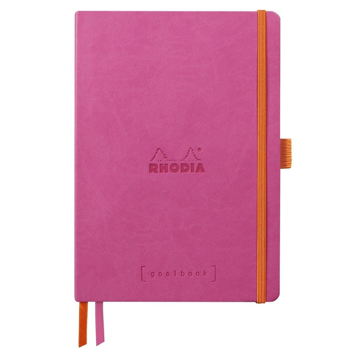 GoalBook Dotted notebook A5 - Fuchsia från Rhodia - Rosa anteckningsbok. Boken har 2 bokmärkesband samt en orange gummiband för stängning och pennhållare. - Tidformera