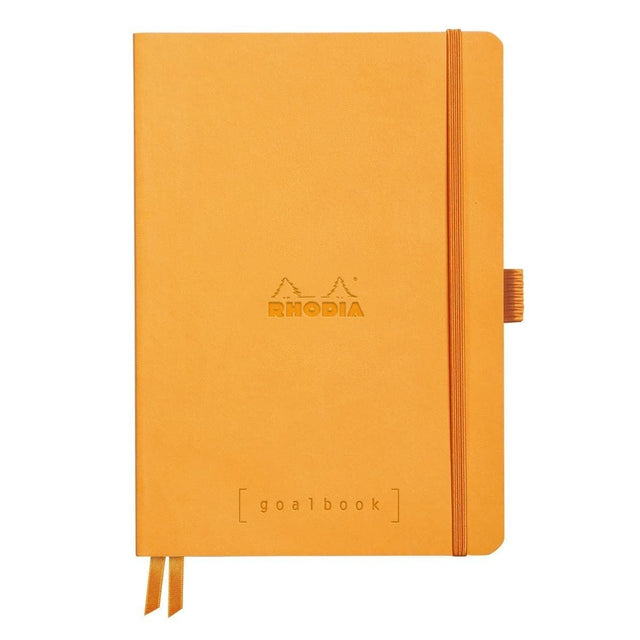 GoalBook Dotted notebook A5 - Orange från Rhodia - Orange anteckningsbok. Boken har 2 bokmärkesband samt en orange gummiband för stängning och pennhållare. - Tidformera