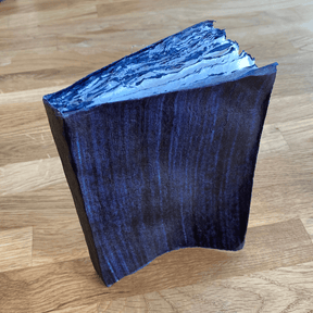 Blå anteckningsbok från Lamali. Sidorna är av handgjort bomullspapper och kanterna på sidorna är färgade blå. Indigo night Notebook - 1 - Lamali - Tidformera