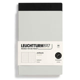 Jottbook Double Skrivhäften Dotted 2 - pack A5 Light grey/Black från Leuchtturm1917 - Ett svart och ett grått skrivhäfte - Tidformera