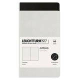 Jottbook Double Skrivhäften Dotted 2 - pack A6 Light grey/Black från Leuchtturm1917 - Ett svart och ett grått skrivhäfte - Tidformera