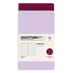 Ett vinrött och ett ljuslila skrivhäfte - Jottbook Double Skrivhäften Dotted 2-pack A6 Lilac/Port red från Leuchtturm1917