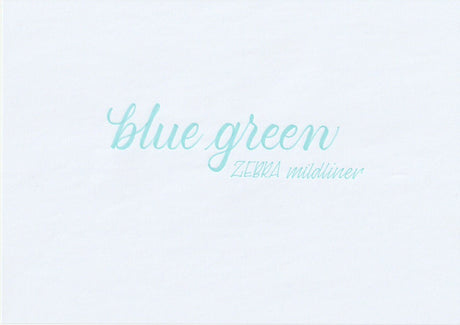 Handskriven text med orden "blue green" och "ZEBRA mildliner" i blågrön färg, skriven med Zebra Mildliner Brush Pen i färgen Blue Green.