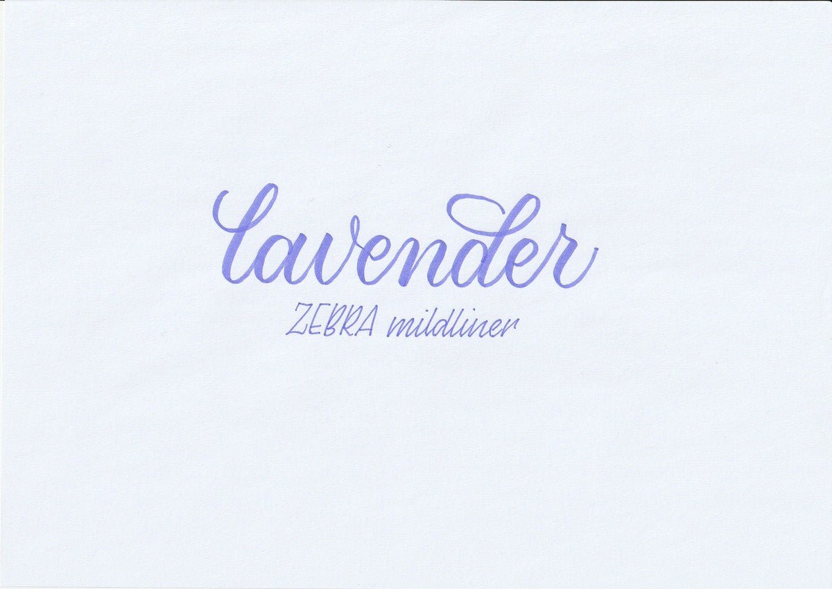 Handskriven text med orden "lavender" och "ZEBRA mildliner" i lila färg, skriven med Zebra Mildliner Brush Pen i färgen Lavender.