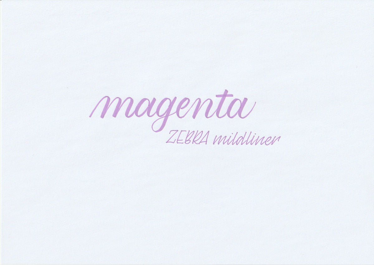 Handskriven text med orden "magenta" och "ZEBRA mildliner" i lila färg, skriven med Zebra Mildliner Brush Pen i färgen Magenta.