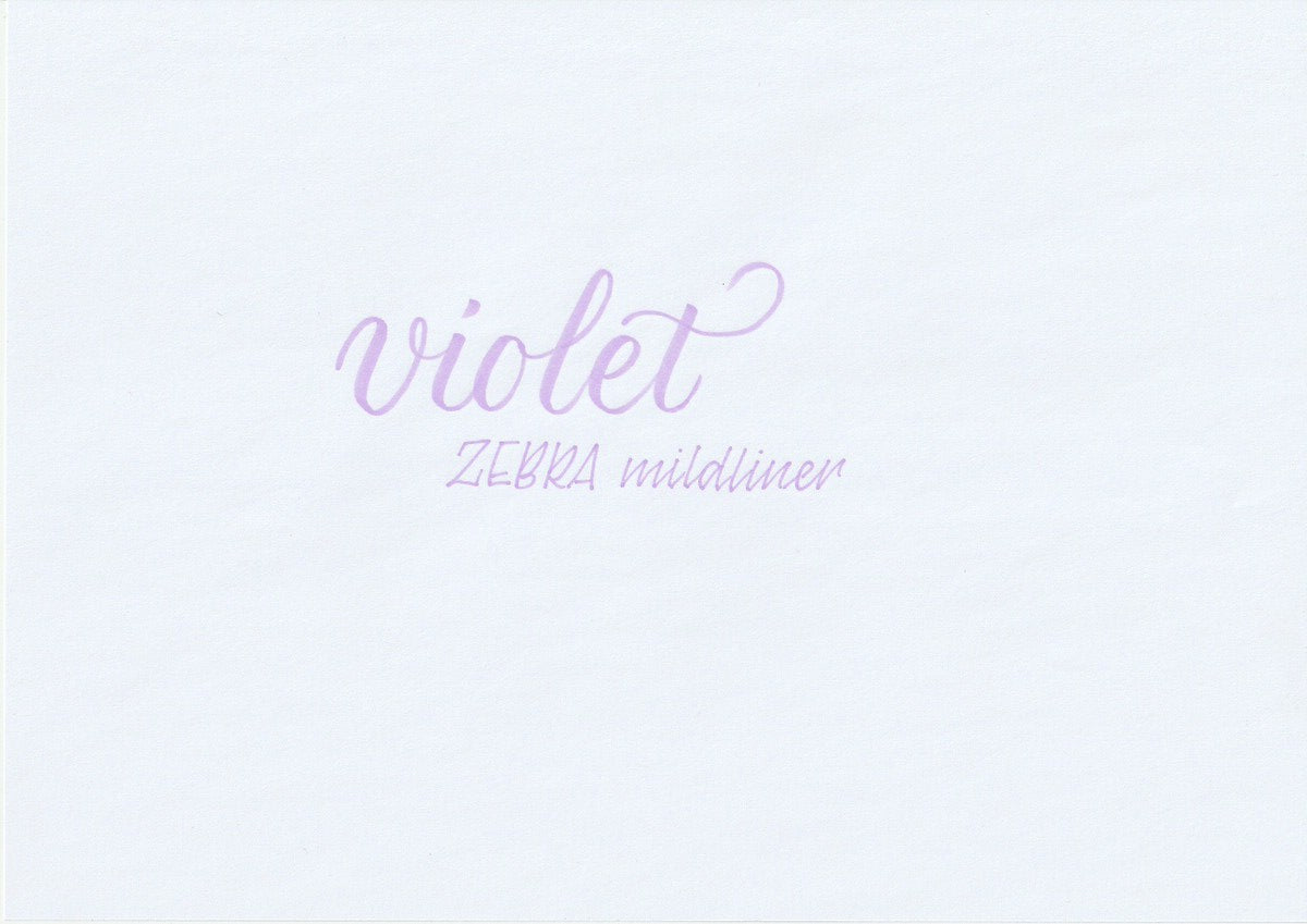Handskriven text med orden "violet" och "ZEBRA mildliner" i violett färg, skriven med Zebra Mildliner Brush Pen i färgen Violet.