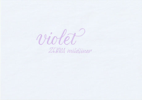 Handskriven text med orden "violet" och "ZEBRA mildliner" i violett färg, skriven med Zebra Mildliner Brush Pen i färgen Violet.