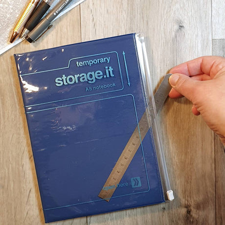 Storage.it notebook i A5 med förvaringsficka inbyggd. Tidformera