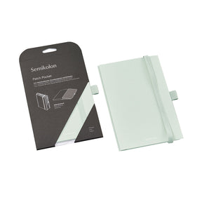 Patch Pocket - Moss från Semikolon . En ljusgrön självhäftande ficka att fästa i en anteckningsbok. Fickan har gummiband som håller oken stängd samt en elastiskt pennhållare. - Tidformera