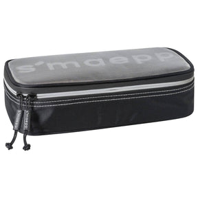 Pennfodral S`maepp Utvikbar flik - Nät S'maepp från Brunnen. Stort svart rymligt pennfodral, locket har silverfärgat nät.  - Tidformera
