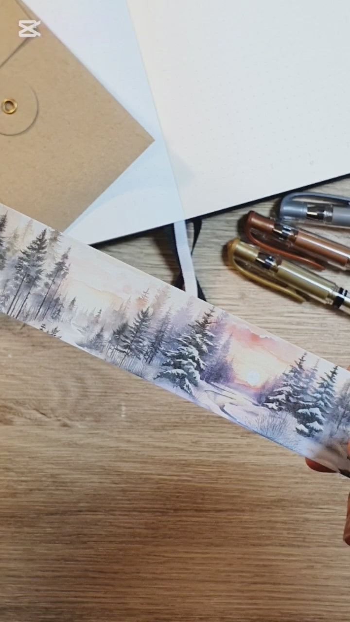 Video där vi använder Snowland washi tape från Plan and Plot Studio för att dekorera vinterbingo-uppslag i en dotted notebook. Tidformera