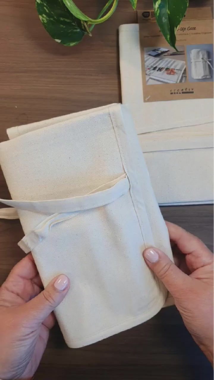 Ashley visar formatet på Artist Roll-Up Case. Tidformera